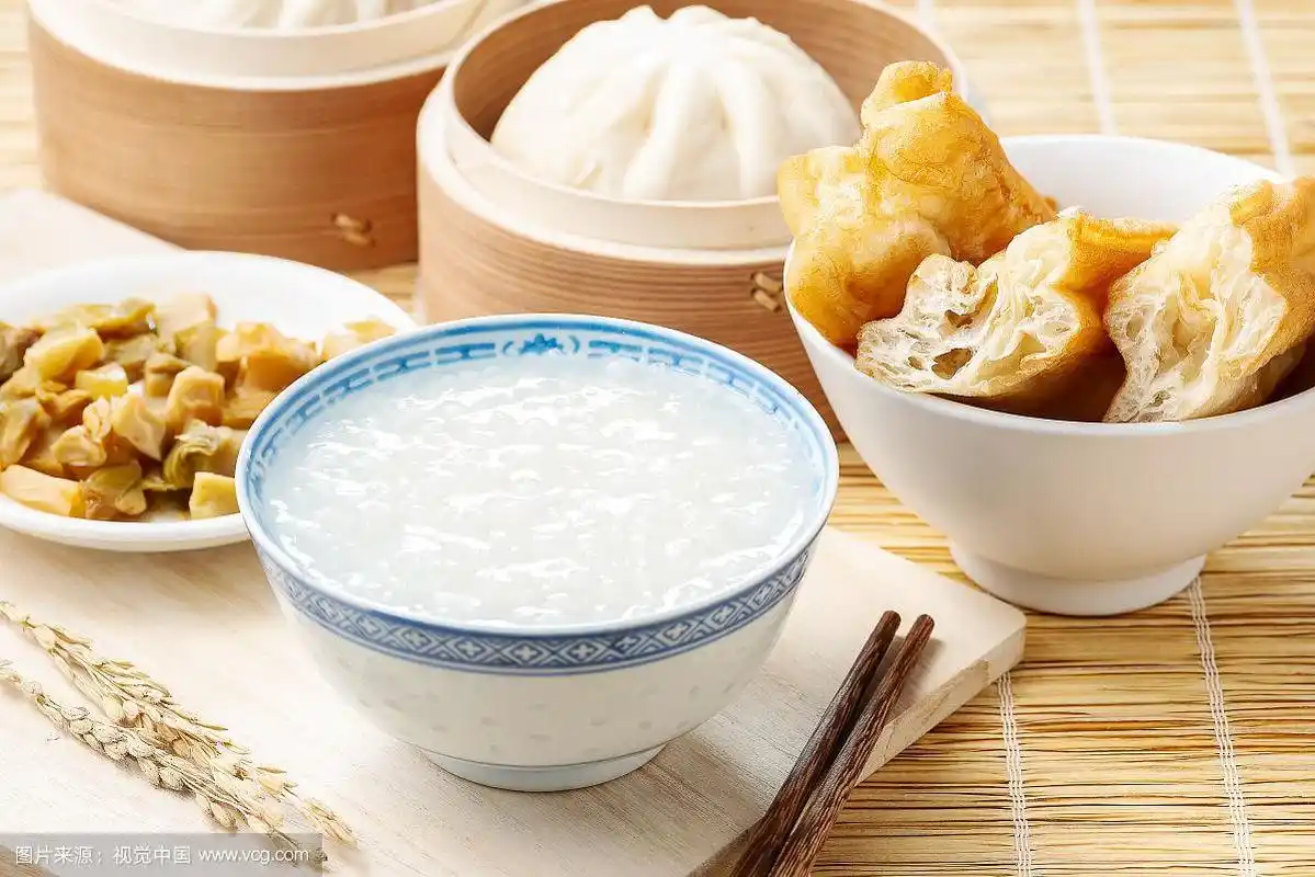 中式早餐白粥配包子