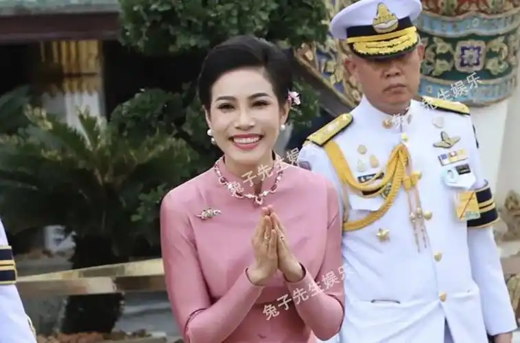 泰王贵妃真豁得出去!第一次参加王室游行,跪在地上与民众互拜