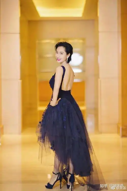 女神的官方身高是160厘米,不过她在一个节目中说过身高为153cm.