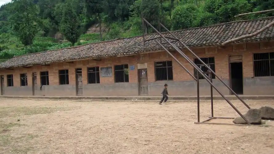 宣汉县凤鸣乡仙寨村学校如此破烂却在上课 谁之过(学校已改修)