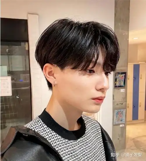 男士分头发型,一般特别受18到25岁左右男士的喜爱,百变时尚很潮流.