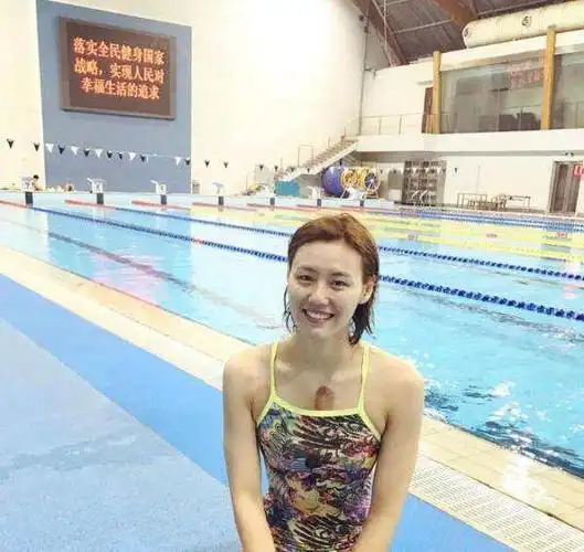 被称为"中国游泳新女神"的她:长发飘飘,笑容灿烂,身材高挑