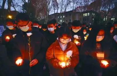 梧桐树下烛光祭点点烛光寄哀思