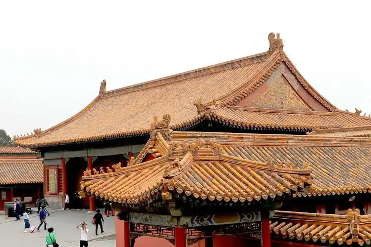 为:庑殿顶,歇山顶,悬山顶,硬山顶,卷棚顶,攒尖顶,盔顶,盝顶.