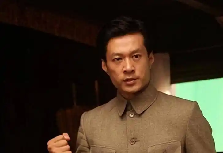 演员谭凯:51岁仍未婚,有北京户口却选择定居青岛,他后悔了吗?