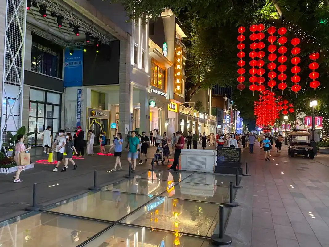 广州的北京路步行街,真是太热闹了!深更半夜竟然还有那么多人