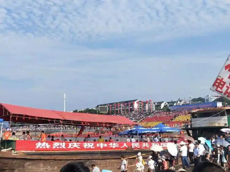 现场人山人海的现众啄木鸟歌厅群友给啄木鸟歌厅老板胡丁秀所在女子