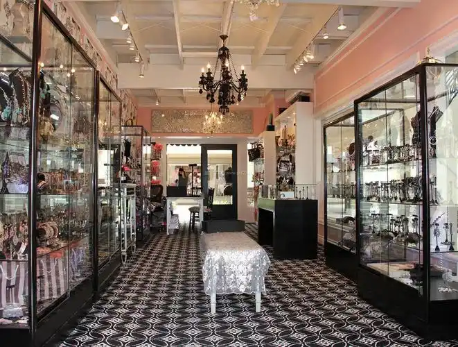 个性饰品店室内吊灯装修效果图片