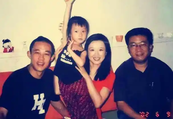 回顾红颜祸水侯勇:三任妻子个个年轻,是他品行不端还是人格魅力