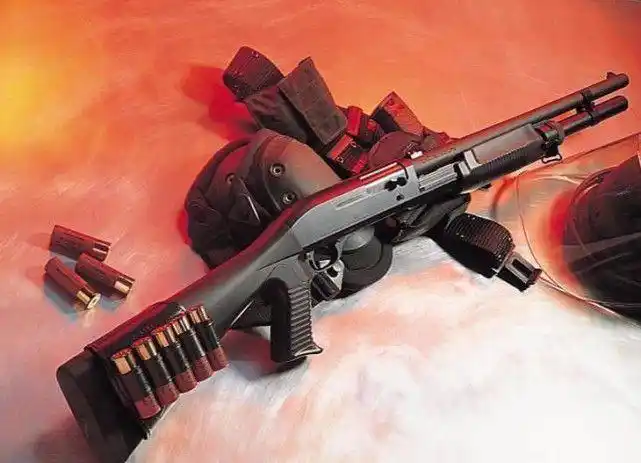 雷明顿m870式霰弹枪,是美国很出名的一种霰弹枪,美国的士兵都喜欢它