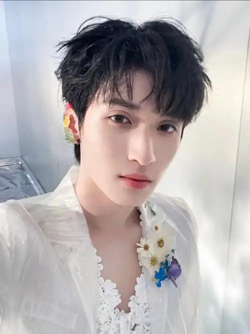 严浩翔高会#有个小男孩自拍眼睛都是带钩子的06