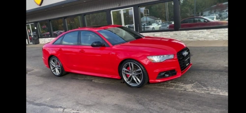 实拍罕见的红色奥迪a6大气又漂亮