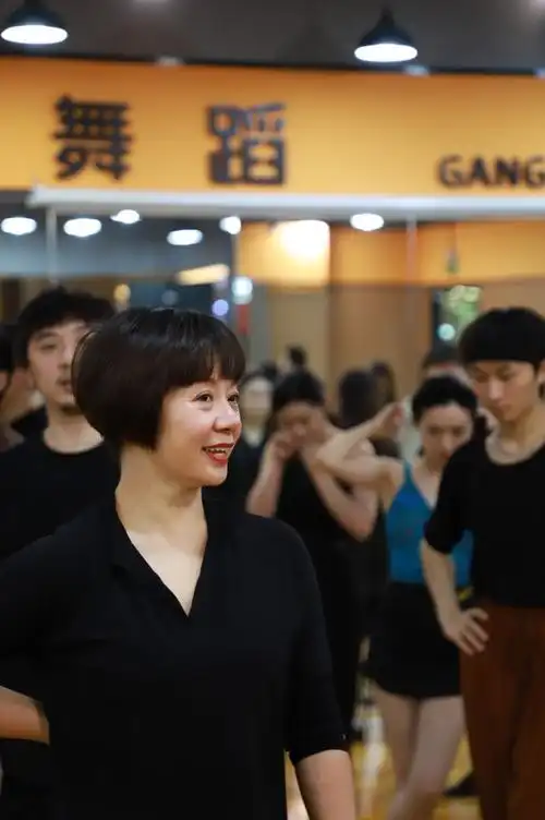 连续7届中国职业拉丁舞冠军,港龙首席教官,教学总监黄蕊老师