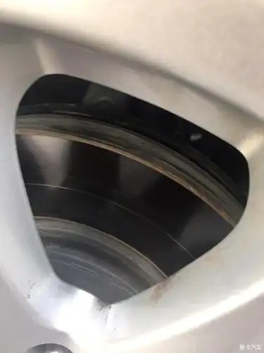 昂科威刹车盘划痕刹车片有两块缺损这个这个影响使用寿命吗
