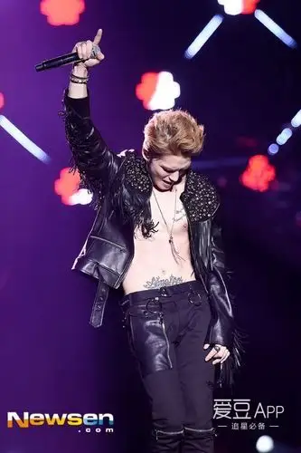 星闻金在中举行单独演唱会扛把子神颜完美腹肌让人惊叹