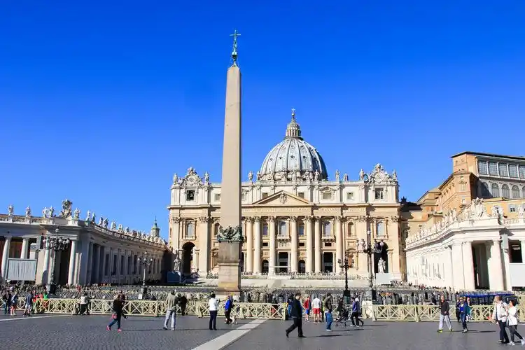 圣彼得大教堂 整个国家最主要的建筑就是那座 圣彼得大教堂.