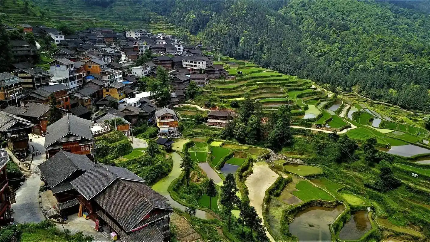 黔东南堂安侗寨三面环山一面是空旷的梯田视野广阔峰峦叠嶂阡陌纵横
