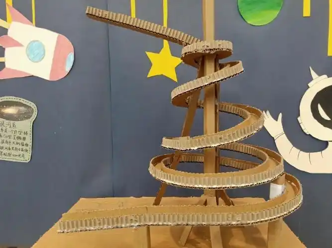 (黄天)接着,便发现了造型独特的金字塔过山车.