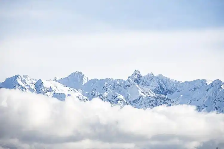 蓝天下白云上的雪山高原
