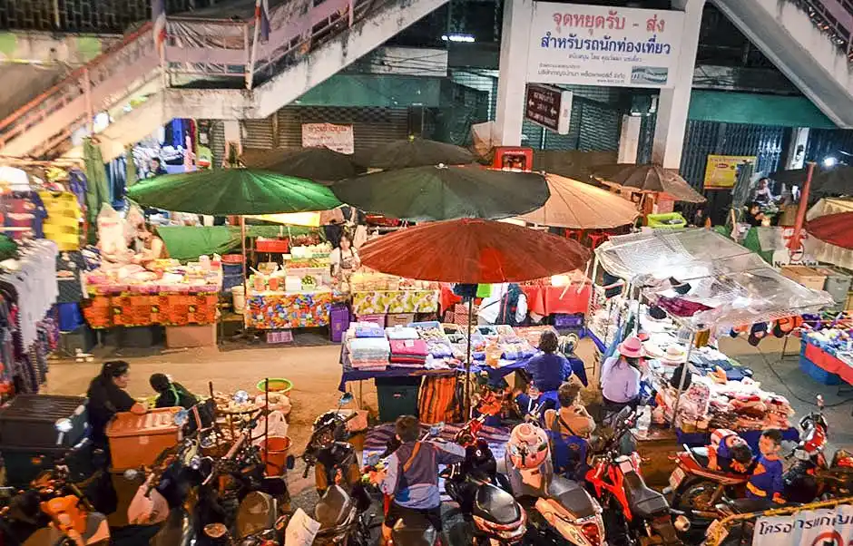 这里是清迈最传统集市以传统市场或小吃摊为主填饱肚子最重要