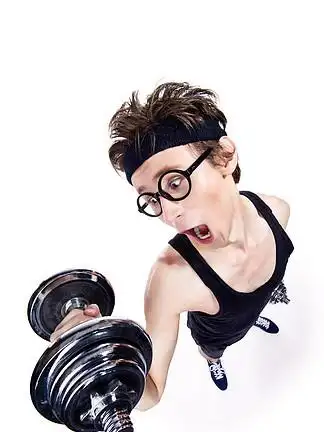 有趣的瘦人与哑铃锻炼