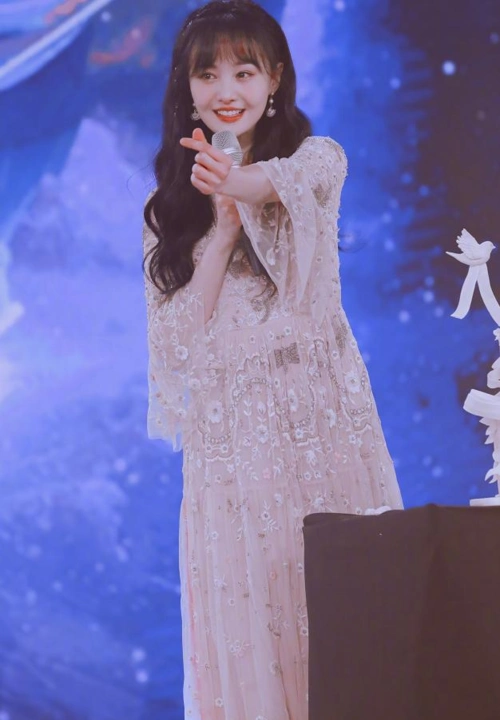 郑爽脱妆太真实,曝光显老"八字纹",这还好意思说自己少女?