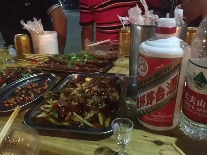 也会在路边来个烧烤配茅台
