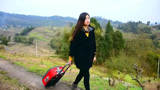 农村姑娘一首《离家的孩子》,伴随着外出打工的兄弟姐妹们