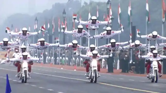 (印度阅兵式上的花样摩托车)印度莫迪政府曾放出豪言,说要在2050年