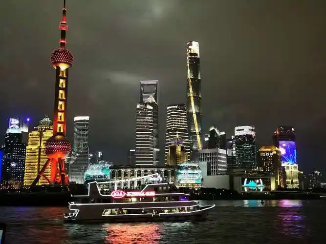 一艘游船行驶在黄浦江上.