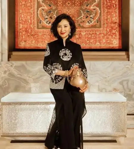 何超琼位于香港歌赋山道的豪宅如同宫殿,这套别墅1平米16万!