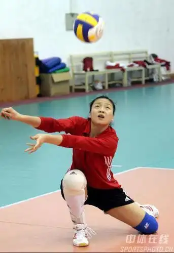 图文-刘鹏漳州看望女排集训魏秋月跪地救球