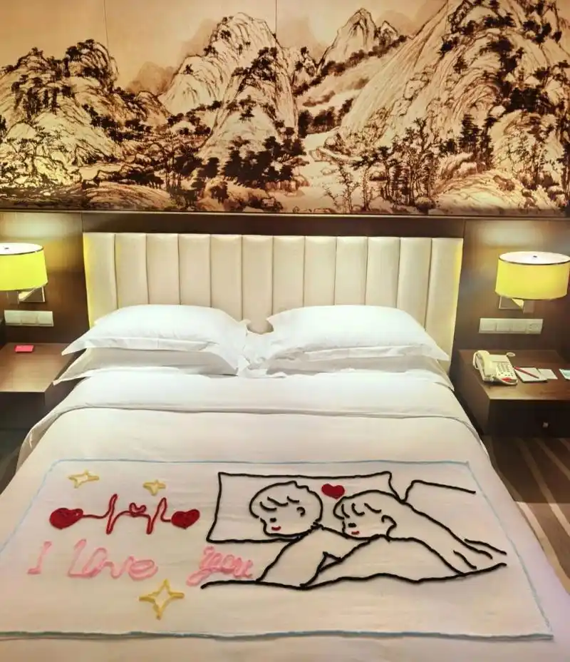 酒店为客人准备的夜床布置 我们客房部的大姐们为客人准备的夜床布置