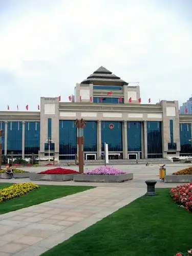 民族广场是南宁市的中心广场,八桂标志性的建筑,广场建得很漂亮.