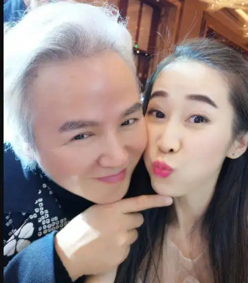 林瑞阳与女子十指相扣,而她的妻子仅回应三个字,直接结了此事