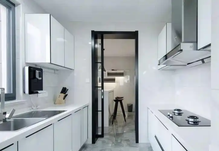 黑色边框的厨房推拉门,在现代装修中是个非常和谐的搭配,比如简约