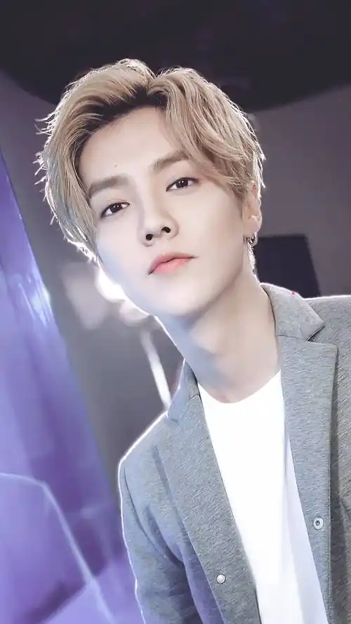 33岁鹿晗在球场被偶遇,染黄发质感差很毛糙,戴耳环,苹果肌下垂_网友