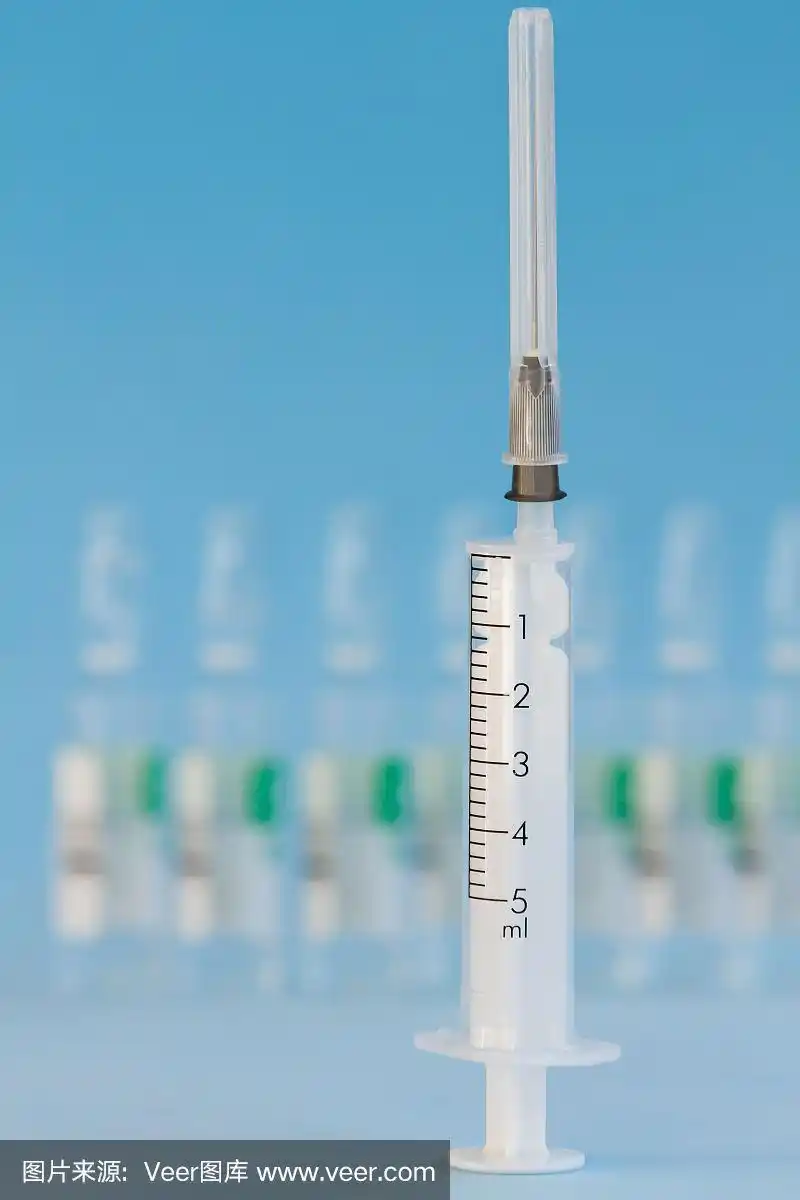 5毫升注射器,蓝色背景.