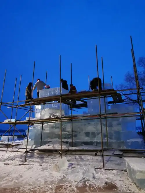 做冰雕的冰块全部就地取材,从松花江上凿起上来的.