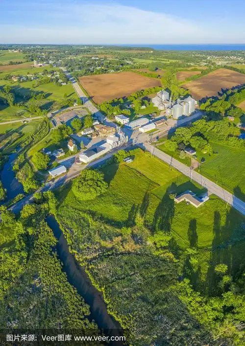 风景优美的小镇美国乡村景观与农场.