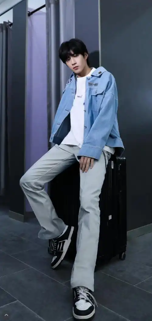 刘耀文西装上挂着长珍珠