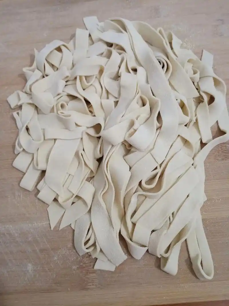 自己擀的手工面 宽面条汤的 - 抖音