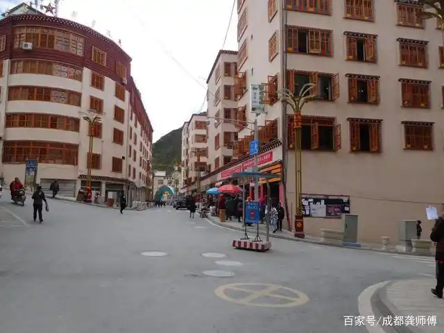 四川省甘孜州德格县:焕然一新的县城