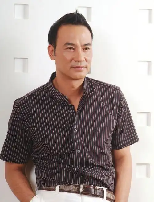 任达华的年龄让他有了当爸爸的心愿,毕竟同龄人都早已结婚生子,而自己