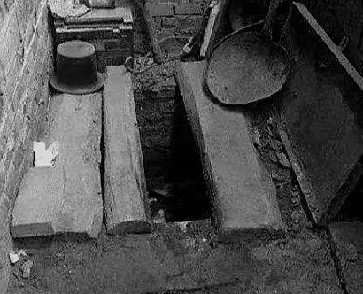 (图为六十年代城市大杂院厕所的蹲坑)
