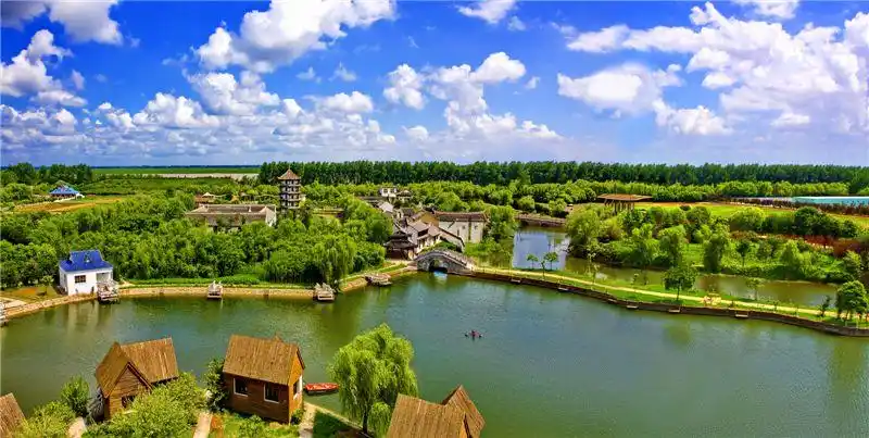 可以去江海风情园探寻淳朴民俗;花香海永沐着江风,骑上单车,沿着绵延