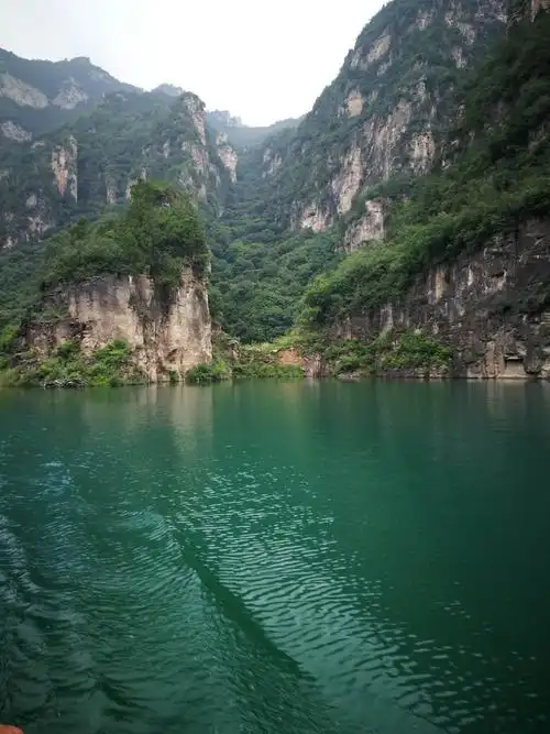 峰林峡_一个野猴出没的峡谷,是比较适合中老年人旅游的地方,是欣赏