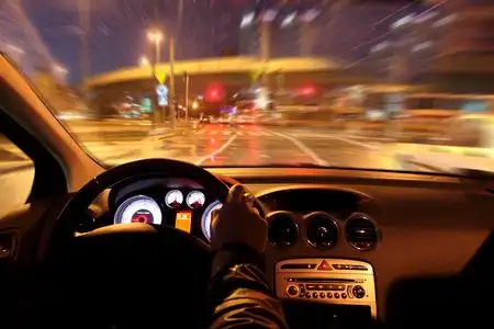 夜间驾驶图片-夜间驾驶素材-夜间驾驶插画-摄图新视界