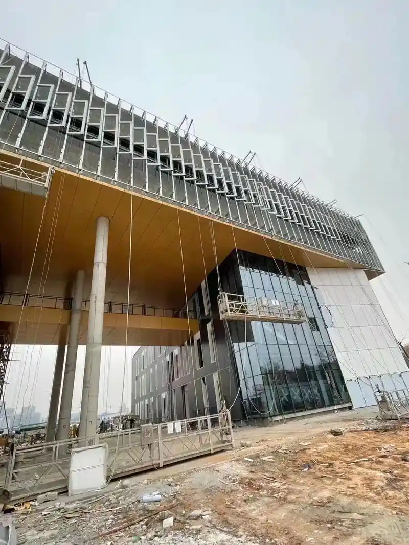 铝板幕墙安装施工.本公司承接各类幕墙安装,幕墙维修,幕墙改造 - 抖音