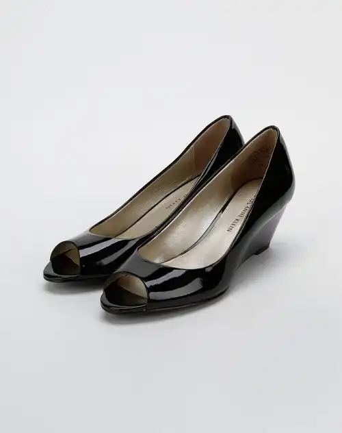 黑色漆皮坡跟鱼嘴鞋